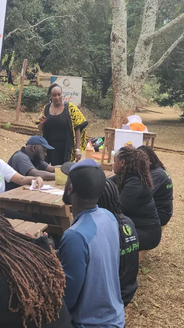 A group conversation before the creative activity